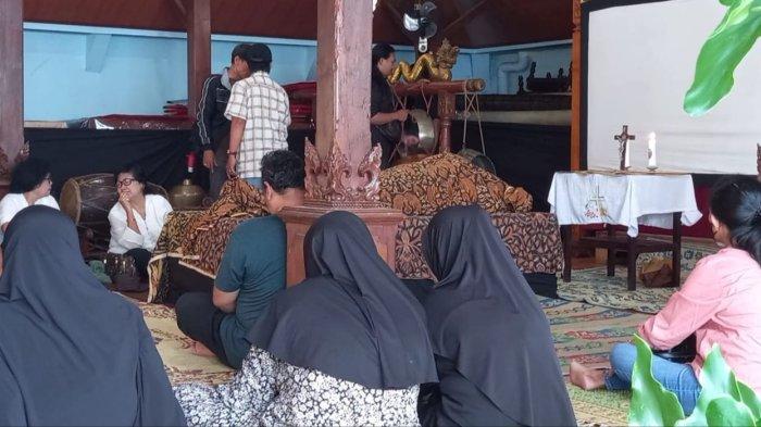 Suasana rumah duka Blacius Subono Pemeran Semar di Hajatan Rakyat Ganjar-Mahfud di Balaikota Solo, Sabtu (10/2/2024)