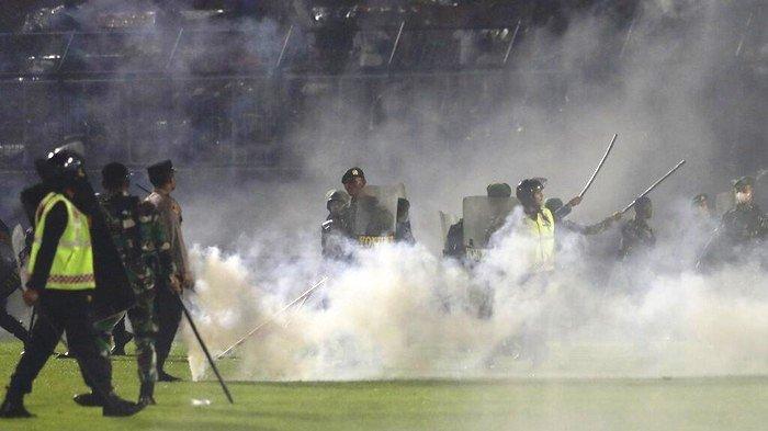 Suasana saat kerusuhan di Stadion Kanjuruhan Malang seusai laga Arema FC vs Persebaya Surabaya, Sabtu (1/10/2022) malam.
