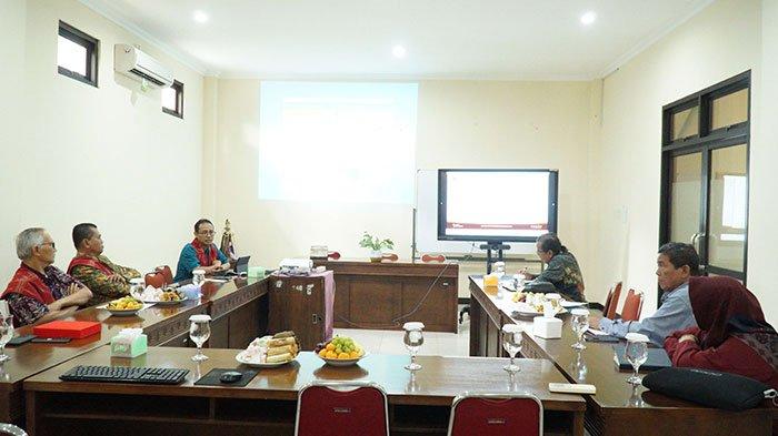 Suasana sesi diskusi antara UKSW dan Yayasan USI, beberapa waktu lalu.