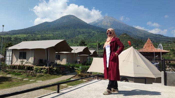 Suasana wisata The Moby Park yang menyediakan fasilitas glamping dengan menawarkan pemandangan alam memukau.
