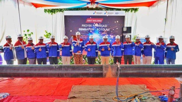 Subholding Gas Pertamina melalui Anak Perusahaan PT PGAS Solution (PGN Solution) bersama PT Pertamina Patra Niaga melakukan First Welding (pengelasan pertama) Proyek Pipanisasi Minyak jalur Pengapon - Boyolali untuk pemenuhan energi di Jawa Tengah. First welding tersebut dilaksanakan di KP 02 Pipanisasi Pengapon Boyolali, Jawa Tengah pada Kamis (12/10/2023).