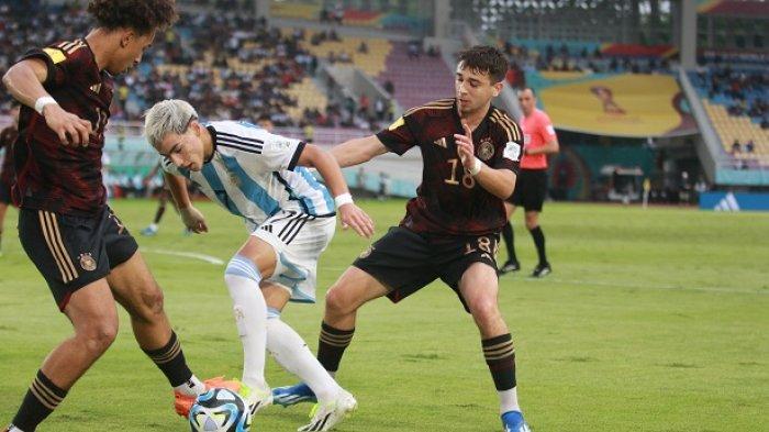 Aksi pemain Argentina Ian Subiabre diapit dua pemain Jerman saat menyisir area pertahanan lawan dalam laga semifinal Piala Dunia U-17 di Stadion Manahan Solo, Selasa (28/11/2023). Argentina mampu comeback di babak pertama dengan skor 2-1.