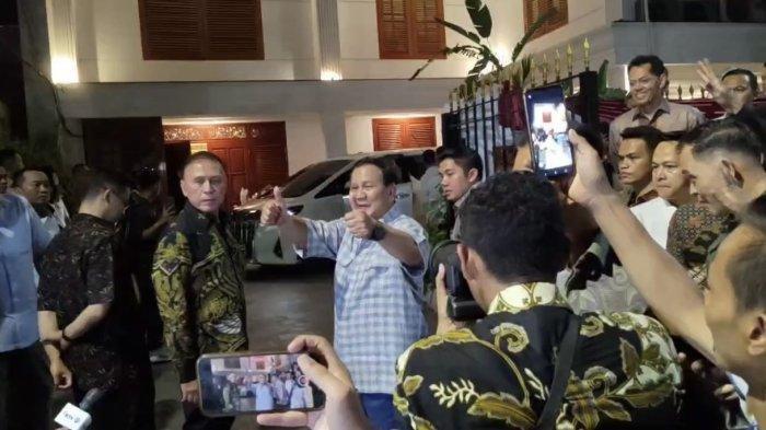 Prabowo Subianto acungkan jempol saat ditanya soal Gibran cawapresnya. Ia mengaku tidak mau terburu-buru dalam menentukan sosok calon wakil presiden (cawapres) di pemilihan presiden (pilpres) 2024.