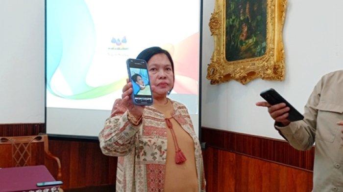 Sulasih ibu kandung korban saat memperlihatkan foto kondisi anaknya yang terluka akibat kejadian penganiayaan, Senin (7/8/2023).