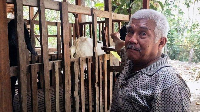 Sunarjo saat menunjukan lokasi pencurian kambingnya oleh pria tak dikenal di Desa Kandangmas, Kecamatan Dawe, Kabupaten Kudus