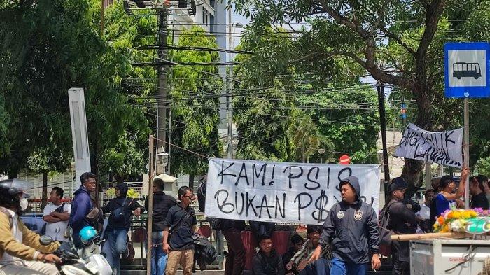 Para suporter PSIS Semarang yang memberikan dukungan terhadap Wareng di tengah pemanggilannya di Mapolrestabes Semarang, Kamis (31/10/2024).