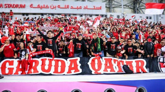 Suporter Timnas Indonesia di Stadion Abdullah bin Khalifa pada Piala Asia U23 2024.