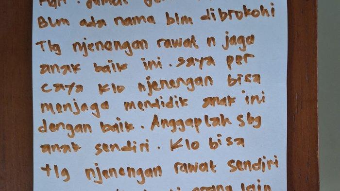 Surat bertuliskan tangan yang ditemukan bersamaan bayi di rumah Semah dan Sukarso di Cepu Kidul, Kelurahan Cepu, Kecamatan Cepu, Kabupaten Blora, Minggu (12/5/2024).