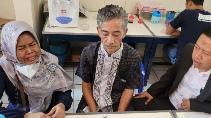Suroso (tengah) dan istrinya Sutiwarti saat di kompleks Kantor Satreskrim Polresta Banyumas, Jawa Tengah, Selasa (11/6/2024).