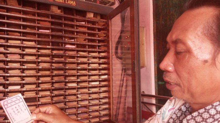 Pengurus Yayasan Kelenteng Hian Thian Siang Tee Suwoto menunjukkan salah satu resep obat lama yang ada di Kelenteng Welahan.