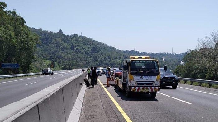 TERJUNKAN DEREK - PT TMJ menerjunkan mobil derek resmi jalan tol untuk mengevakuasi kendaraan yang terlibat kecelakaan beruntun di ruas Tol Semarang-Solo KM426+300A, dekat perbatasan Banyumanik, Kota Semarang dan Ungaran, Kabupaten Semarang pada Sabtu (17/8/2024) siang. (dok PT TMJ/istimewa)