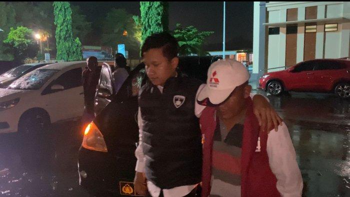 TANGKAP PREMAN - Jajaran Satuan Tugas Penegakan Hukum (Satgas Gakkum) Polresta Pati menangkap preman terduga pelaku pemerasan terhadap pengusaha, Senin (19/5/2025). Polisi menangkap dua orang terduga pelaku berinisial MN alias KU (60) dan SO (52). Keduanya merupakan warga Batangan, Kabupaten Pati. Dok Polres Pati