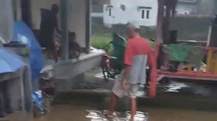 TERGENANG BANJIR - Kondisi terkini sebagian lingkungan Perumahan Sraten Permai, Desa Sraten, Kecamatan Tuntang yang tergenang banjir, Minggu (1852025). Air dari sungai sekitar selalu meluap saat dilanda hujan lebat.