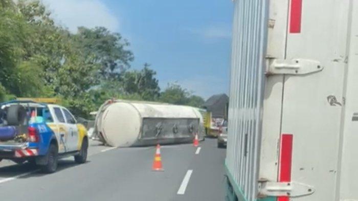 TERGULING - Truk tanki bermuatan semen terguling di ruas Tol Semarang ABC, tepatnya di KM430+400A, Tembalang, Kota Semarang, Selasa (20/5/2025).