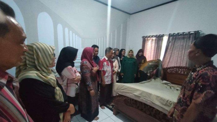 TIM PKM PENDUKUNG DESA SMART VILLAGE UNSOED BINA PENGUATAN SDM PARIWISATA DI DESA PANEMBANGAN
