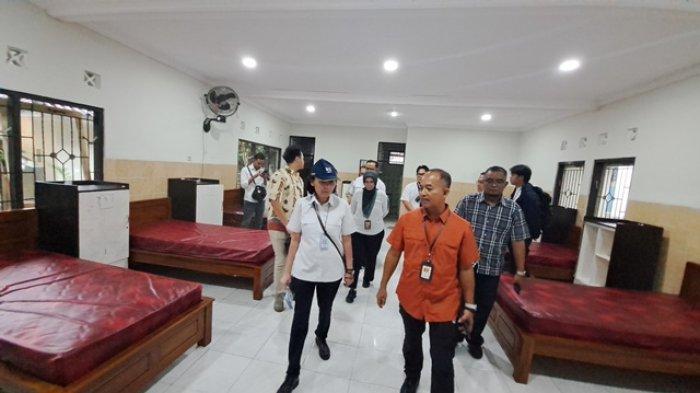 TINJAUAN DIRJEN - Dirjen Prasarana Strategis Maulidya, Kemensos Indah Junica (kiri) didampingi Kepala Sentra Satria Baturraden Darmanto (kanan) saat melihat asrama Sekolah Rakyat tahap I di Sentra Satria Baturraden, Minggu (13/4/2025) sore. Terkait dengan Sekolah Rakyat Tahap I, dia mengatakan pihaknya tidak berbicara soal lahan karena hanya memanfaatkan yang ada di Sentra Satria Baturraden sebagai embrio Sekolah Rakyat.