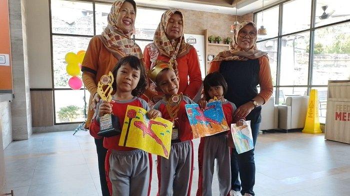 TK Negeri Ngaliyan mengadakan kunjungan istimewa ke gerai Burger King di Ngaliyan, Kota Semarang pada Jumat (27/10/2023). Dalam kunjungan yang penuh keceriaan ini, anak-anak TK Ngaliyan tidak hanya menikmati sajian burger lezat, tetapi juga terlibat dalam kegiatan cooking class yang menyenangkan.