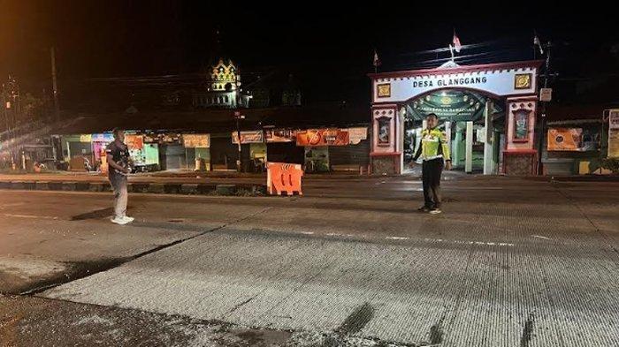 KECELAKAAN DI GRESIK: Polisi melakukan olah TKP kecelakaan di Jalan Raya Duduksampeyan, Kecamatan Duduksampeyan, Gresik, Kamis (29/5/2025) pukul 20.00 WIB. Seorang pengendara motor meninggal dunia dan empat orang mengalami luka-luka akibat kecelekaan ini. (TRIBUN JATIM/ISTIMEWA)