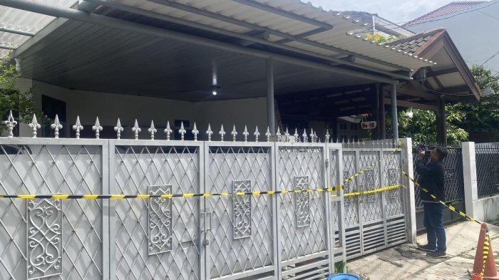 TKP pembunuhan anak terhadap ayah dan neneknya di Perumahan Taman Bona Indah, Blok B6, Lebak Bulus, Cilandask, Jakarta Selatan, Sabtu (30/11/2024).