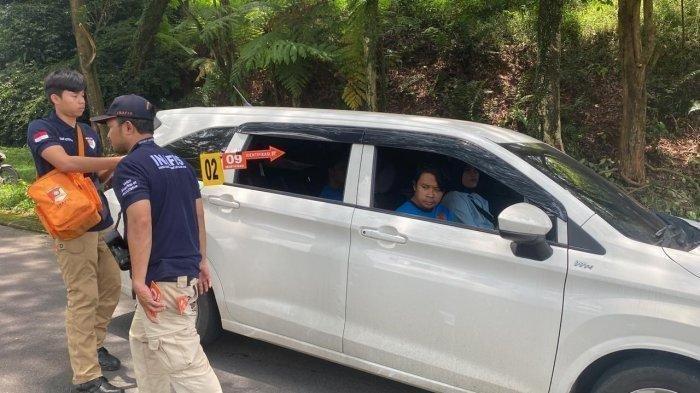 Petugas menggelar Olah TKP pembunuhan seorang wanita asal Jaktim, Indriana Dewi Eka, yang didalangi caleg DPR RI, Devara Putri Prananda, di Kecamatan Babakanmadang, Kabupaten Bogor.