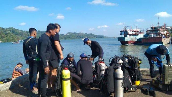 TNI AL Lanal Cilacap saat sedang mempersiapkan peralatan penyelaman yang akan dilakukan tim Komando Pasukan Katak (Kopaska) TNI AL, Kamis (20/7).