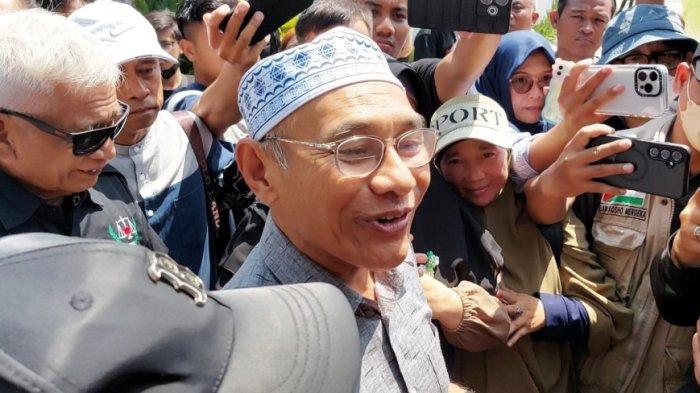 TPUA TEMUI JOKOWI - Wakil Ketua TPUA, Rizal Fadillah memberikan keterangan kepada wartawan setelah bertemu Presiden Ketujuh RI, Joko Widodo di Sumber, Kecamatan Banjarsari, Kota Surakarta, Rabu (16/4/2025) siang. Mereka kecewa lantaran Jokowi enggan memperlihatkan ijazah kepada publik, sesuai tujuan utama mereka silaturahmi.