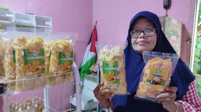 TUNJUKKAN PRODUK - Sri Nuniati pelaku UMKM dari Desa Rakit Kecamatan Rakit Banjarnegara menunjukkan produk andalannya Combro Udang, Senin (17/3/2025). 