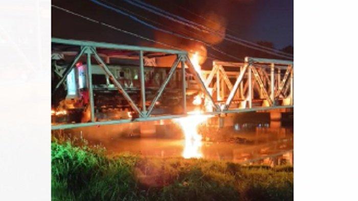 kecelakaan kereta api di perlintasan madukoro Semarang, menabrak kontainer mogok, Selasa (18/7/203)
