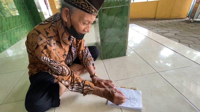 Takmir Masjid Al Mustaqim Ibnu Abbas saat memperlihatkan peninggalan delapan kitab-kitab kuno dengan tulisan tangan huruf Hijaiyah gundul yang kini masih disimpan.