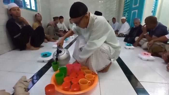 Takmir masjid menuangkan segelas kopi arab untuk dibagikan kepada jemaah dan masyarakat sebelum berbuka puasa di Masjid Layur Semarang, Sabtu (16/3/2024).