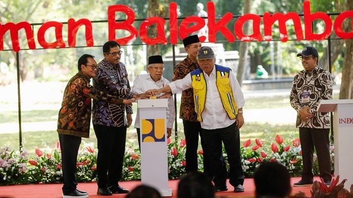 Pj Gubernur Jateng Nana Sudjana mendampingi Wakil Presiden RI Ma'ruf Amin meresmikan penataan kawasan Taman Balekambang, Kota Surakarta, Kamis (25/7/2024).