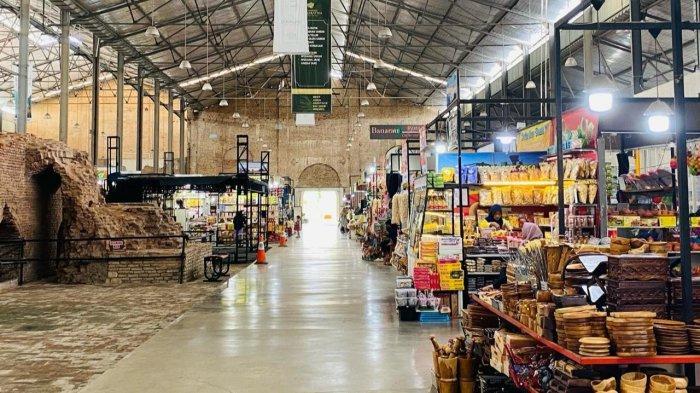 Tampak bagian dalam ada spot penjual oleh-oleh seperti makanan, minuman, kerajinan, telur asin, bawang merah, dan masih banyak lagi yang terdapat di Rest Area Heritage KM 260 B Banjaratma, Kabupaten Brebes, Jawa Tengah, pada Rabu (3/4/2024).