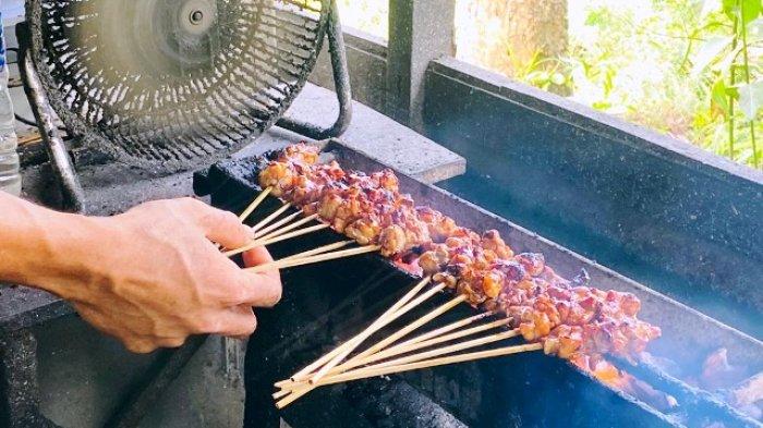 Tampak lebih dekat wujud sate blengong saat sedang dibakar oleh salah satu karyawan di warung makan Monggo Mas Nyate milik Yati. Sate blengong yang menjadi menu andalan ini dibandrol harga Rp 70 ribu per kodi. Adapun warung makan ini berlokasi di area Persawahan masuk Desa Tegal Andong, Kecamatan Lebaksiu, Kabupaten Tegal, Jumat (30/6/2023).