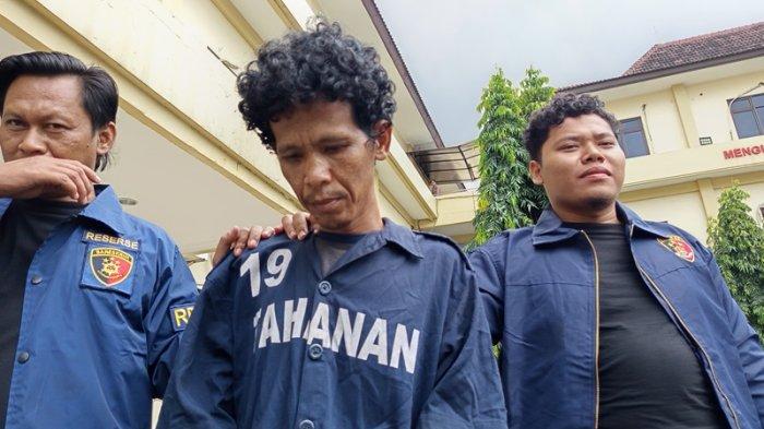 Imam Ghozali (36) tersangka pembunuhan ibu kandungnya hanya tertunduk dan enggan menjawab pertanyaan wartawan di Mapolrestabes Semarang, Rabu (26/2/2025).