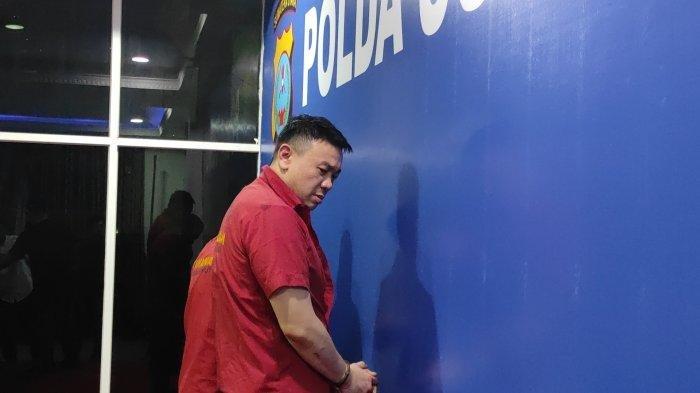 Tampang Joe Frisco Johan, 36 tahun, warga sekaligus pengusaha di Kota Pematangsiantar yang membunuh Mutia Pratiwi, mayat perempuan yang dibuang pakai tas plastik di Brastagi, Kabupaten Karo, saat dipaparkan di Polda Sumut, Senin (28/10/2024). Ia mempunyai kelainan seksual, yakni menyiksa wanita saat berhubungan.