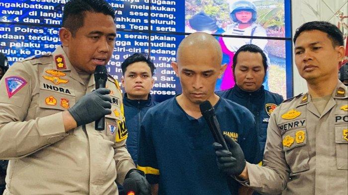 Kapolres Tegal AKBP Andi M Indra Waspada Amirullah, saat berkomunikasi dengan pelaku pembunuhan di Cergomas, Kelurahan Pakembaran, Kecamatan Slawi bernama Ferdi Risdiyanto. Hal itu dilakukan saat berlangsung Konferensi Pers ungkap kasus pembunuhan berencana, di Gedung Tantya Sudhirajati Mapolres setempat, pada Kamis (29/8/2024).