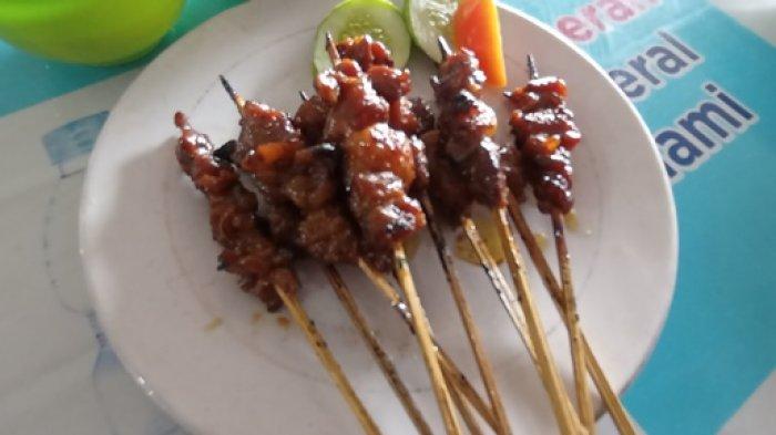 Tampilan Sate Bebek Pak Encus dengan cita rasa dan tekstur daging bebeknya yang empuk dan sedikit kenyal. Sate bebek ini berada di Jalan Raya Tambak atau sekitar 150 meter dari Pasar Tambak ke arah Timur.