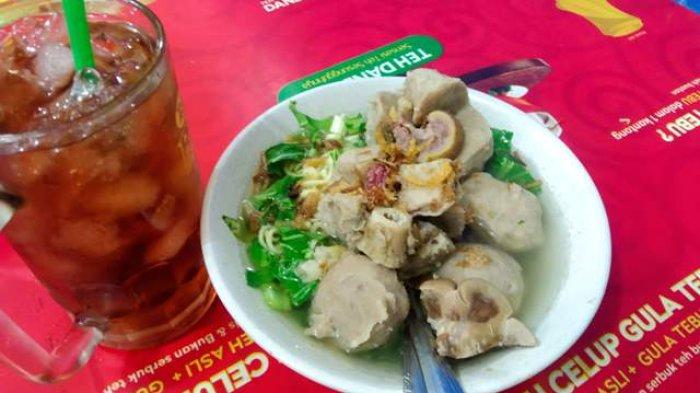 Tampilan semangkok bakso Pak Joko yang legendaris. Bakso Pak Joko berada di lantai dasar blok C nomor 14, Pasar Gede, Cilacap. (8/8/2022).