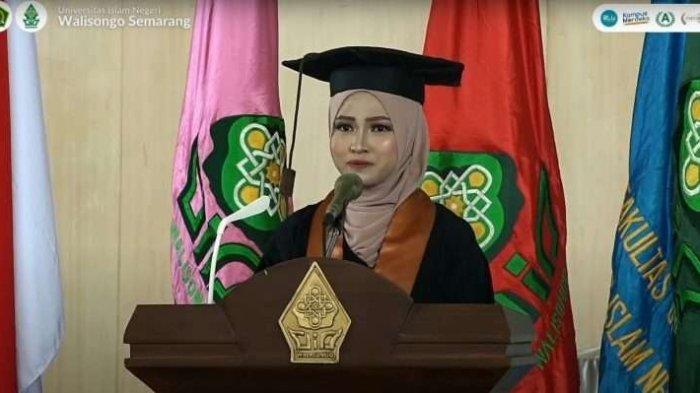 Tangis haru Wisudawan berprestasi menyampaikan rasa terima kasihnya kepada kedua orangtua