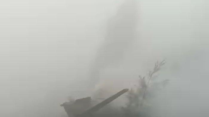 Tangkap layar video viral pesawat tempur jatuh di Pasuruan, Kamis (16/11/2023)
