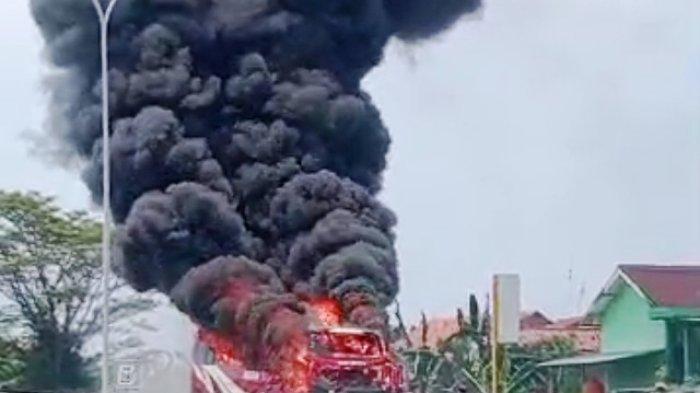 Tangkapan layar dari video amatir yang beredar memperlihatkan kondisi bus Agra Mas yang terbakar dan menimbulkan asap tebal hitam pekat. Berlokasi di dekat Pos Terpadu Exit Tol Adiwerna, Kabupaten Tegal, tepatnya KM 281 Ruas Tol Pejagan-Pemalang, pada Jumat (5/4/2024).