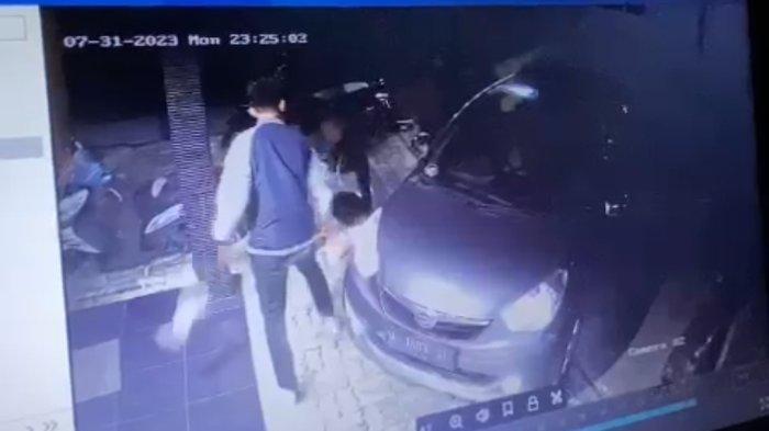 Tangkapan layar rekaman CCTV yang beredar di sosial media memperlihatkan tiga pemuda menjemput korban di rumahnya dan melakukan penganiayaan.