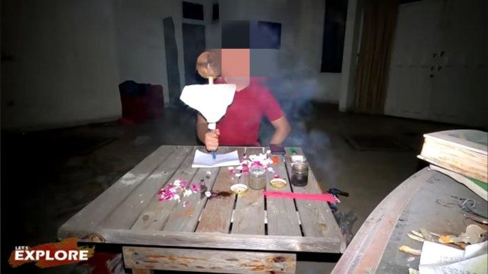 Seorang YouTuber horor melakukan uji nyali selama 24 jam nonstop di rumah milik AH tanpa seizinnya