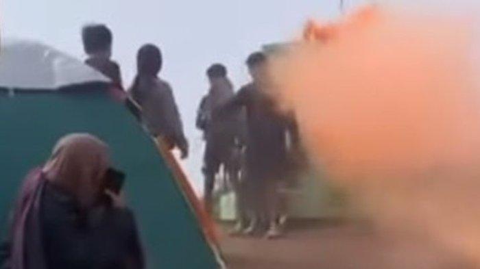 Tangkapan layar video pendaki yang menyalakan flare di puncak Alap-alap Gunung Andong.