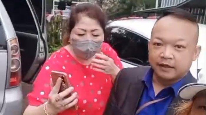Tangkapan layar video warga seusai memergoki DSC, pelaku penipuan dan penggelapan tanah di Kabupaten Semarang. DSC ditemui ketika sedang berada di tempat wisata Sukorini, Kecamatan Sumowono, Kabupaten Semarang, 15 April 2024.