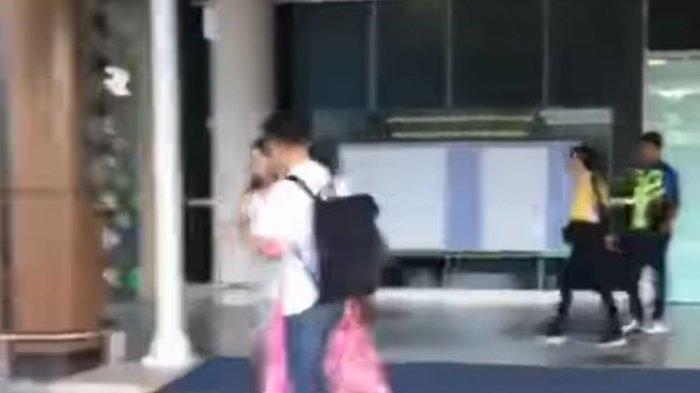 Tangkapan layar video yang menampilkan 2 orang turis asal Cina cek-cok di pintu keluar Bandara Internasional Komodo, Lauan Bajo, Kabupaten Manggarai Barat, NTT, viral di media sosial, seja Sabtu (10/2/2023).