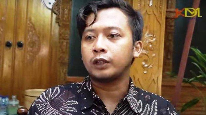 Tangis Teguh pecah saat diwawancarai Dedi Mulyadi di kanal Youtubenya. Teguh mrupakan salah satu saksi di kasus Vina Cirebon.
