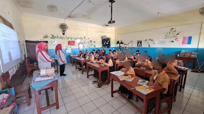 Teman satu kelas DKW (12) melalukam doa bersama untuk mendingan yang meninggal tak wajar Semarang yang hingga kini kasusnya belum terkuak, di Kota Semarang, Jumat (3/11/2023).