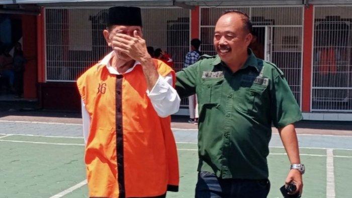 Terdakwa kasus pembunuhan dan mutilasi istri yang dilakukan James Loodewyk Tomatala (kiri) menjalani sidang vonis di Pengadilan Negeri Kelas IA Malang, Rabu (21/8/2024).