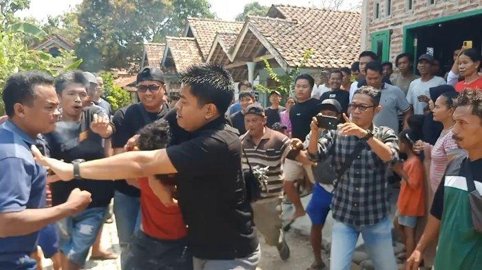 Terduga Pelaku pembunuh bayi berusia 2 bulan di Desa Mejasem Kecamatan Siwalan Kabupaten Pekalongan saat diamankan anggota Polsek Sragi